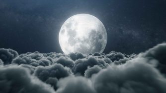 Una splendente luna sopra le nuvole