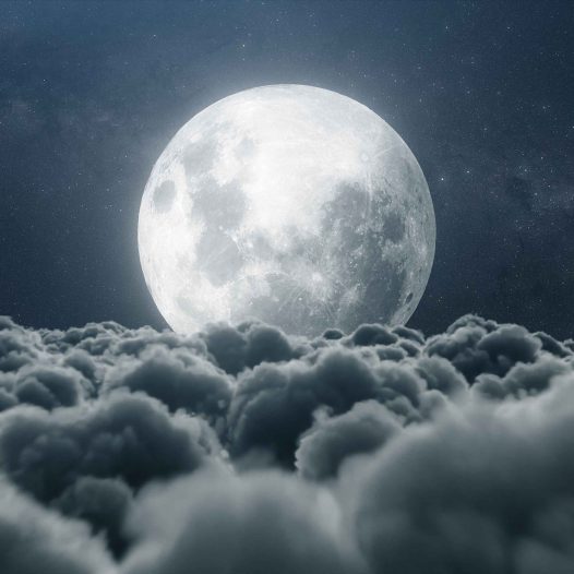 Una splendente luna sopra le nuvole