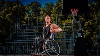 giocatore di basket in carrozzella
