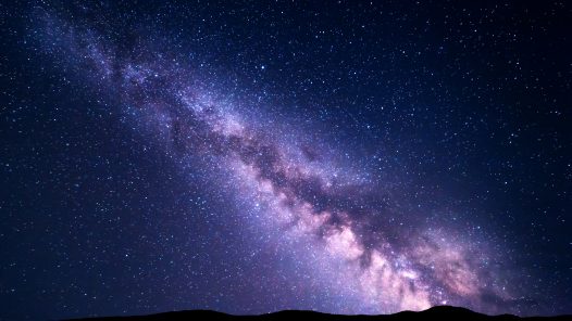 Paesaggio notturno con la Via Lattea